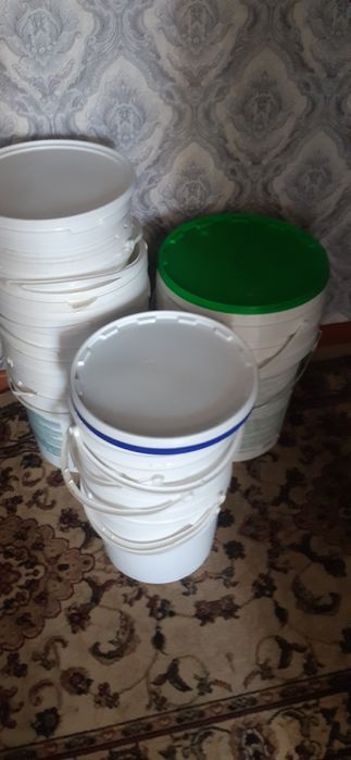 Ведры белого цвета для хозяйства