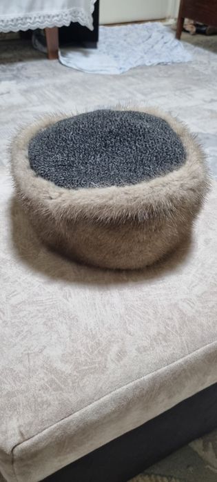 Аёллар норка шапкаси сотилади.