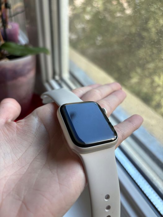 Apple Watch SE 2 (2022) Carcasa Starlight Aluminium 40mm