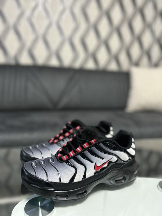 Nike Air Max Plus Black/University Red/