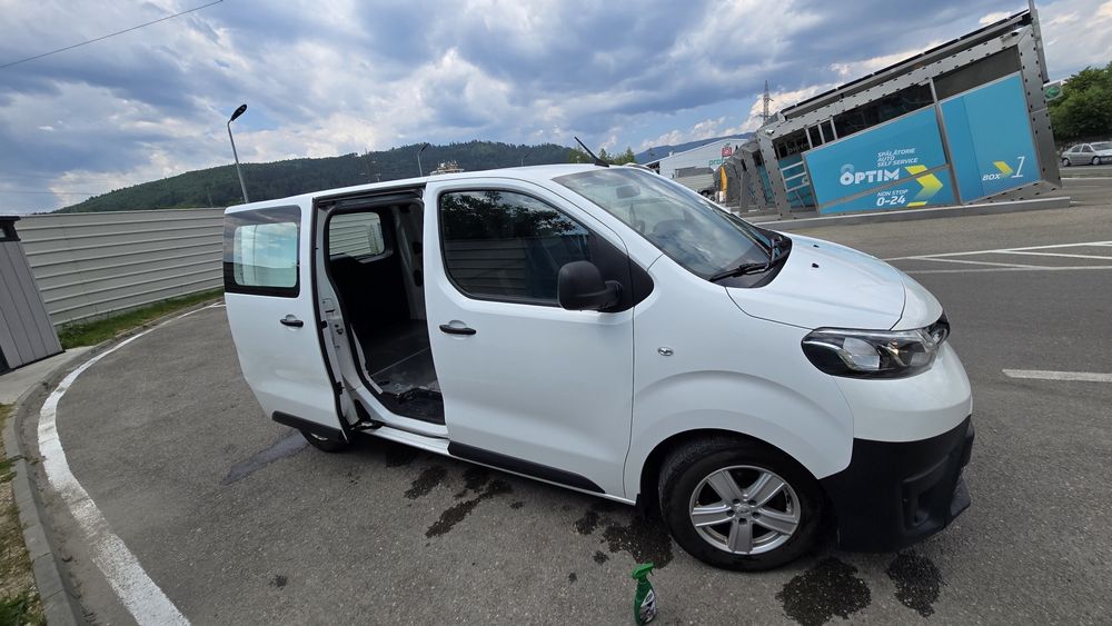 Toyota Pro Ace 2017 
  
 Primul proprietar!! 
 

4 difuzoare, Blu