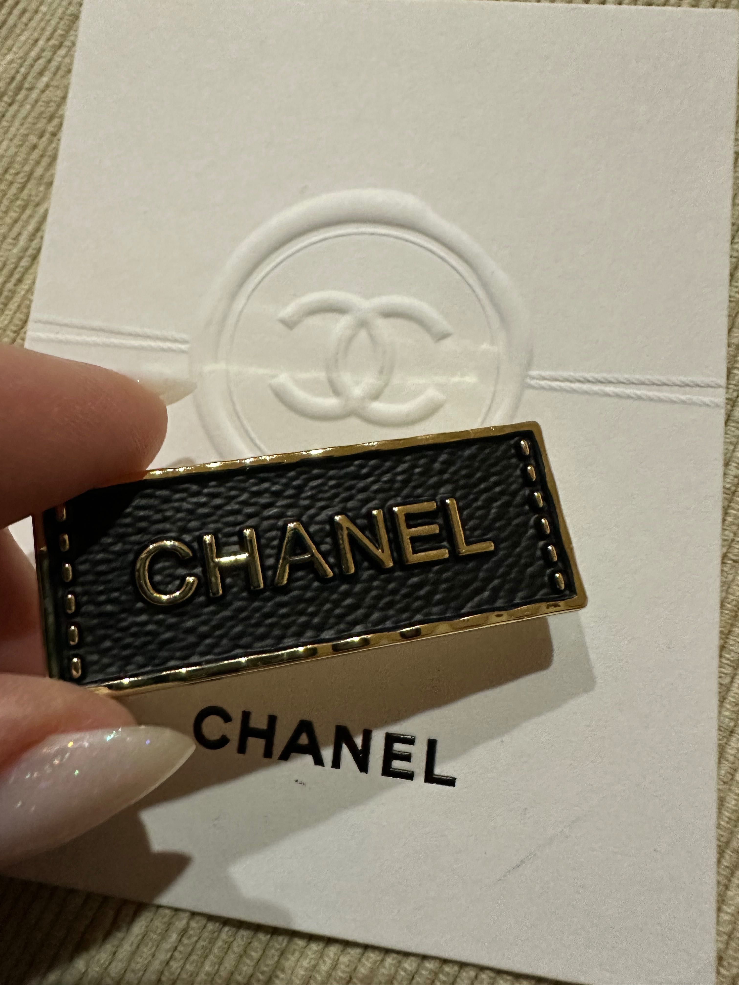 Метална брошка Chanel!