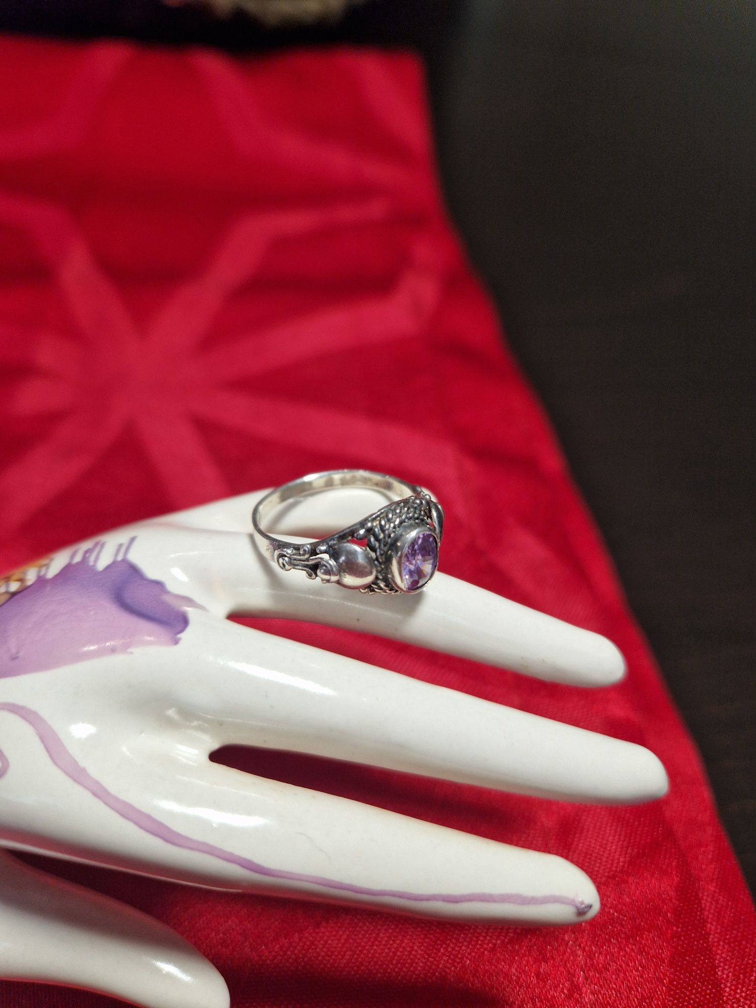 Уникално красив антикварен сребърен пръстен с аметист