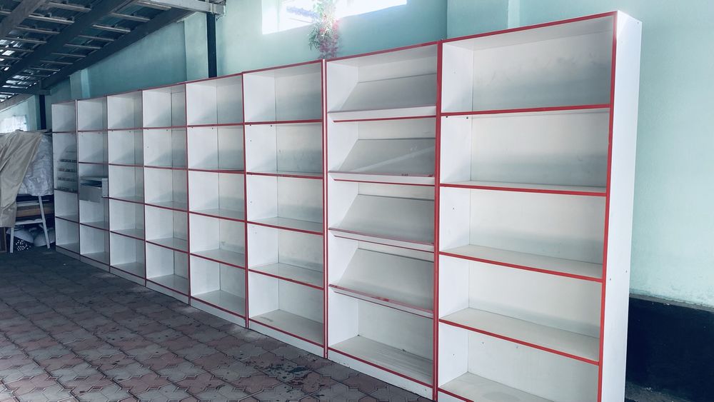 Полки витрины для магазина комплект всё что на фото в комплекте.