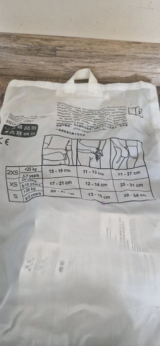 Комплект "Оxelo" съдържсщ накитници, налакътници и наколенки.