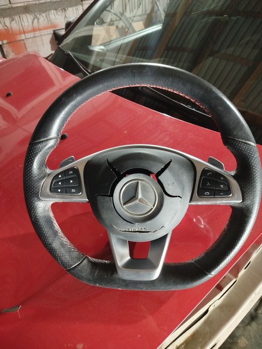 Volan Mercedes. Provine de la  CLA , C117 cusătură rosie