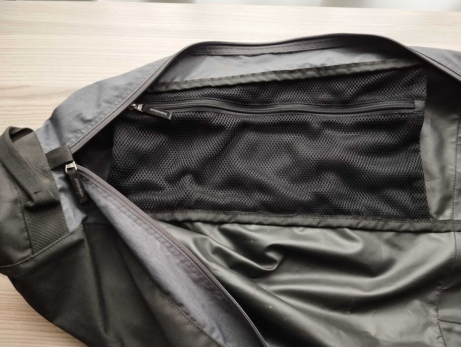 2 бр. калъфи за ски - WEDZE- 40 лв, STÖCKLI - 70 лв, 4 чифта ски щеки