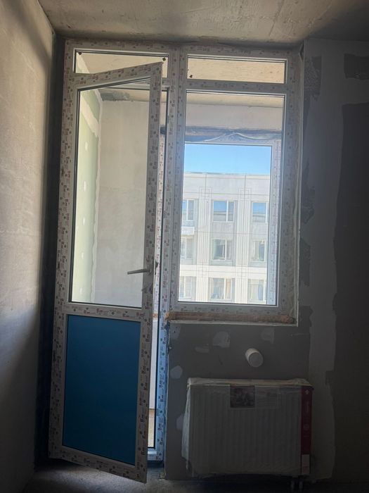 Продам балконную дверь с окном дешево