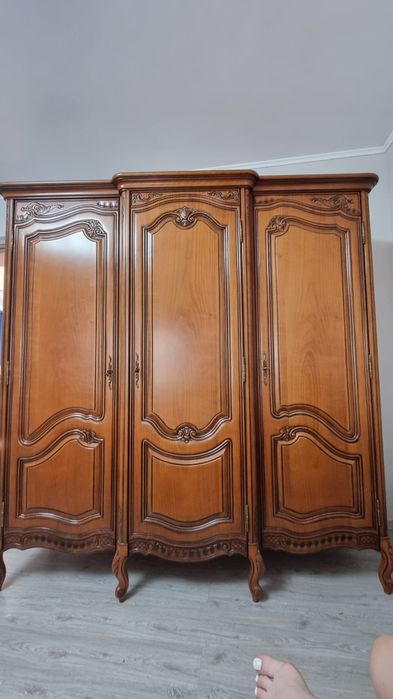 Dormitor vintage/vechi sculptat din lemn masiv