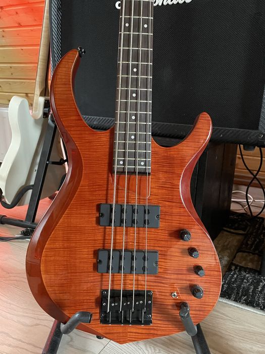 Chitara bas Marcus Miller M3 +flightcase