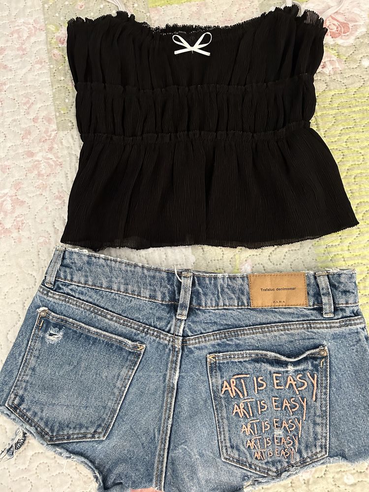 Потник, къси дънкови панталони, чанта и колан всичко е от Zara