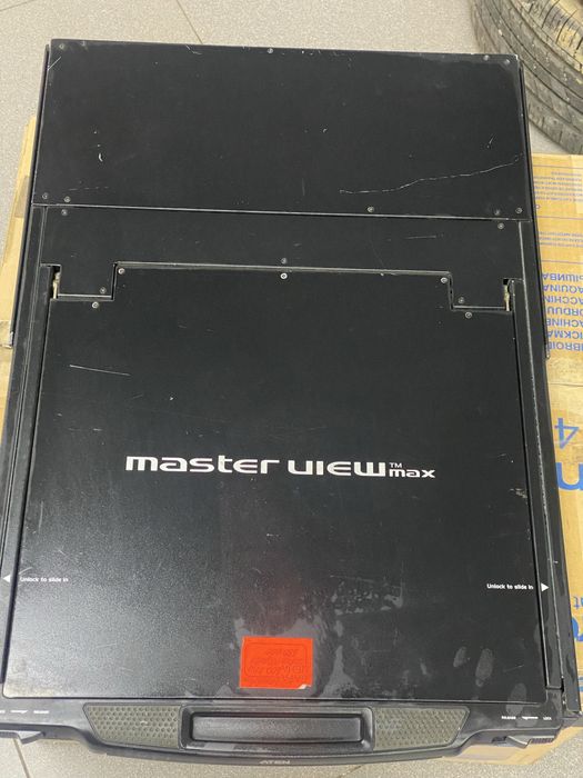 консоль KVM ATEN CL1000M с 17-дюймовым ЖК-дисплеем.