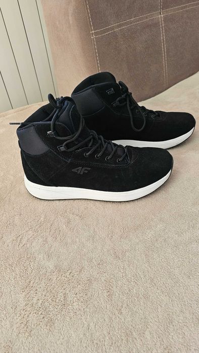 Дамски спортни боти