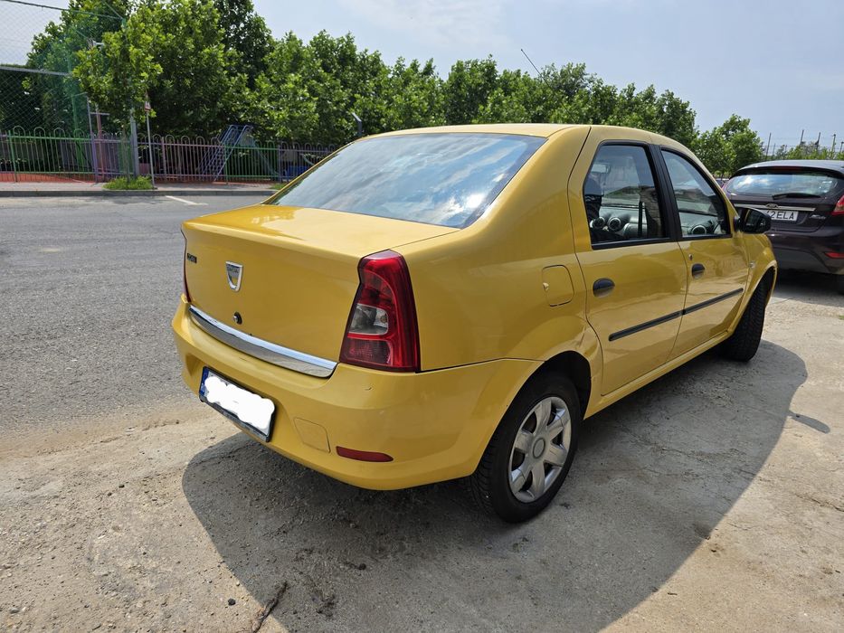 Vând Dacia Logan