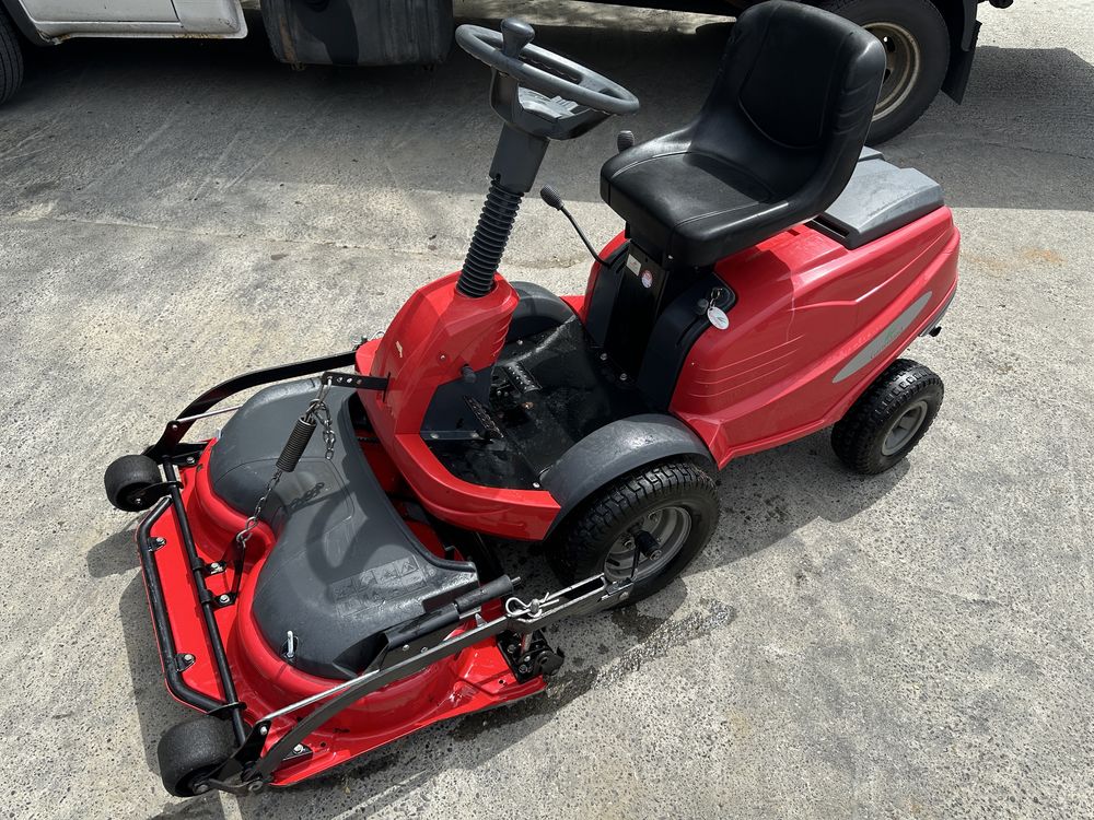 Tractoras (Tocator) Tuns iarba , gazon  Frontal