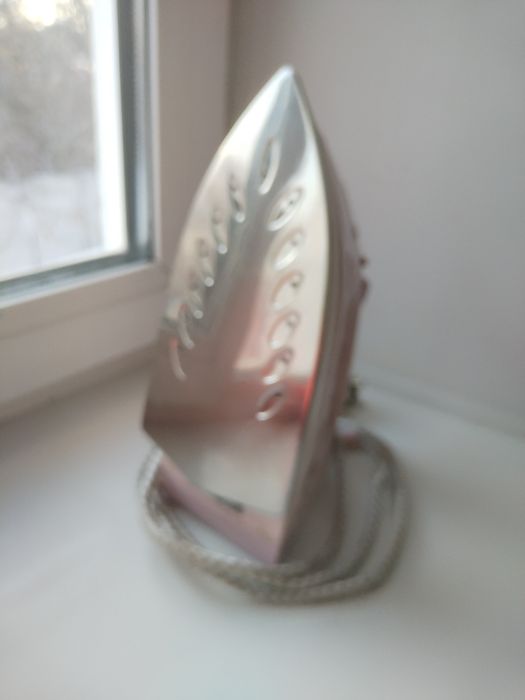 Продаётся утюг. Почти новый.