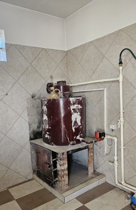 Vând centrală pe lemne