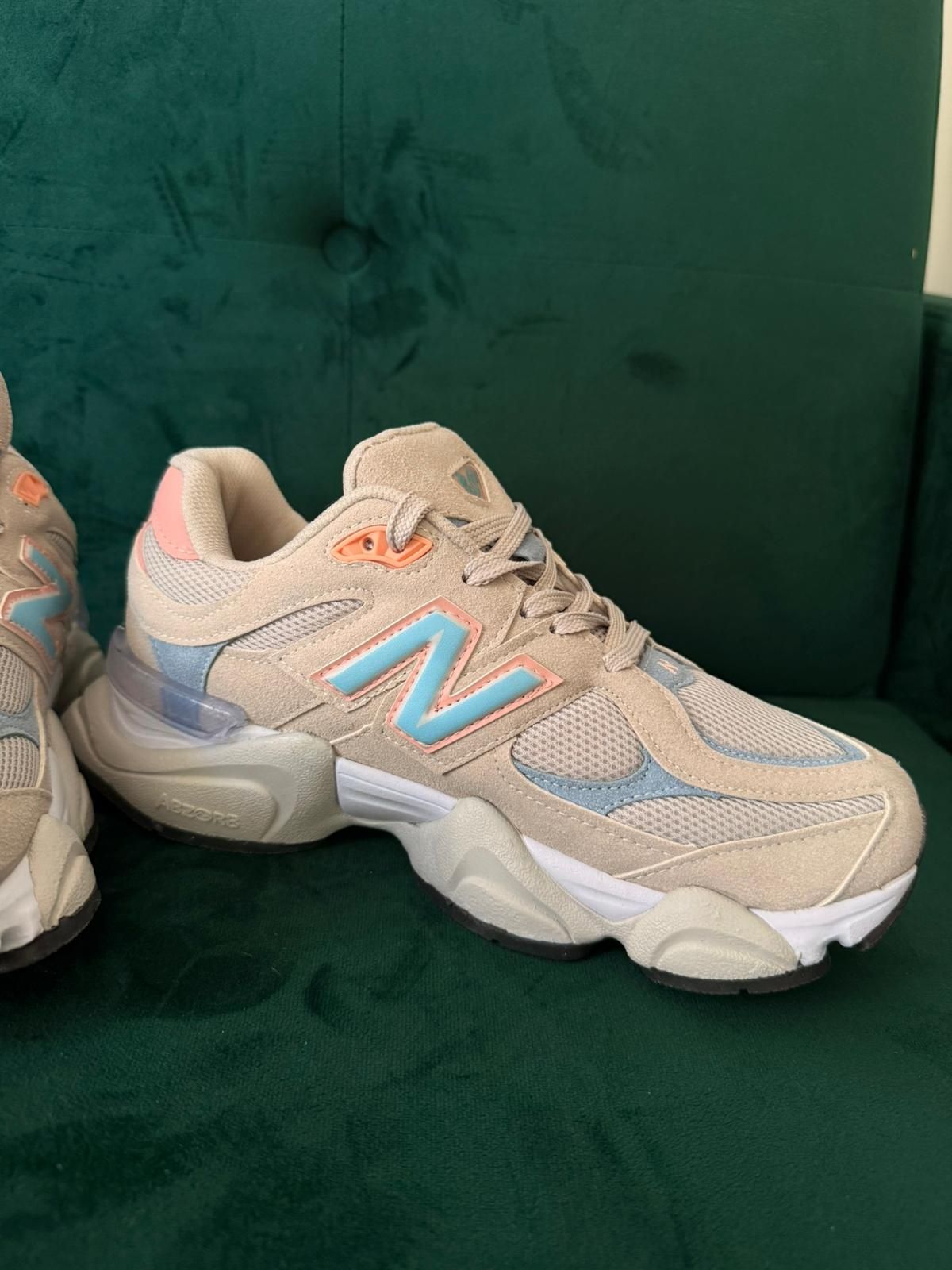 Vând New Balance 9060 damă