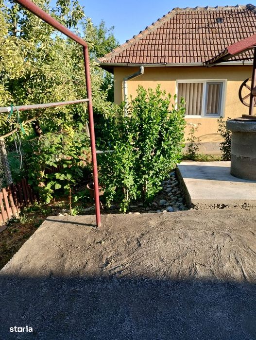 Casă renovată, teren 2300 mp, utilități complete – poziție centrală