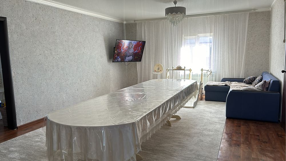 Стол 4,5 м  и 18 стулья