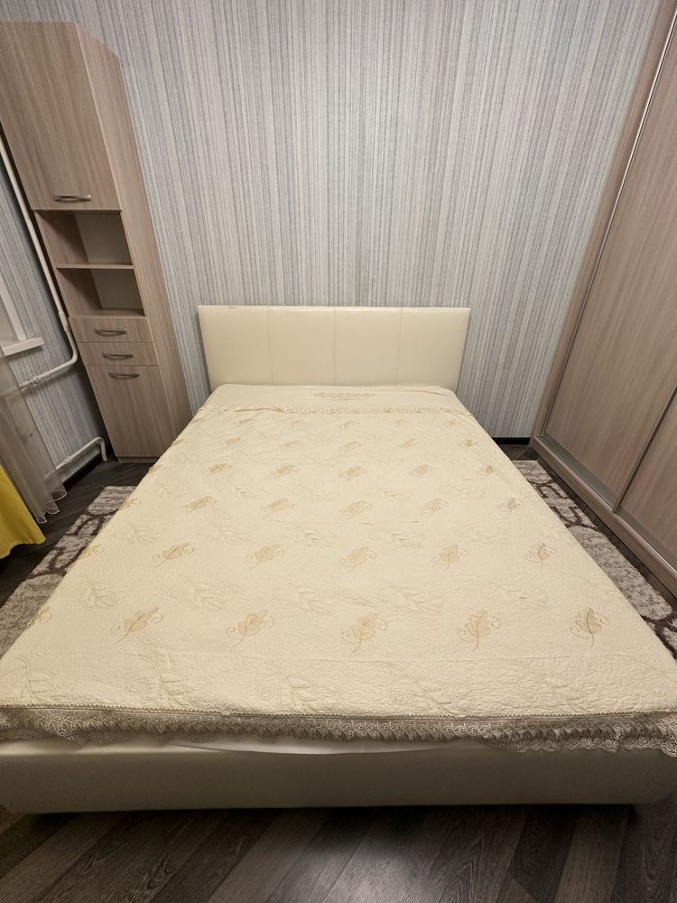 Продам двуспальную кровать с матрасом