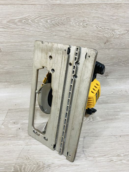 Circular Dewalt DCS572