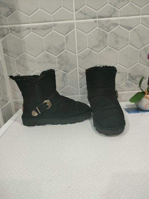 Продам  угги натуральные  р 36