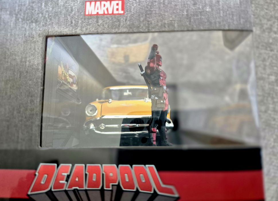 Deadpool cu Taxi Galben 1957 Chevy Bel Air – Miniatură 1:24, Sigilat