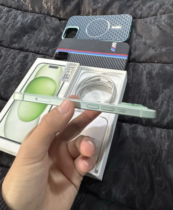 iPhone 15. идеальный 128 ГБ 69 раз заряжался то есть циклов.