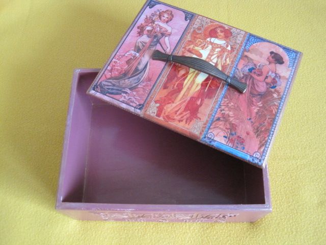 Дървена кутия с капак за спомени