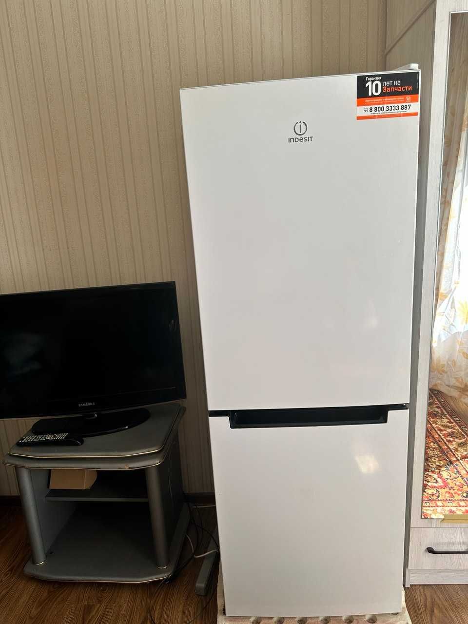 Продам холодильник indesit DF4160 W
