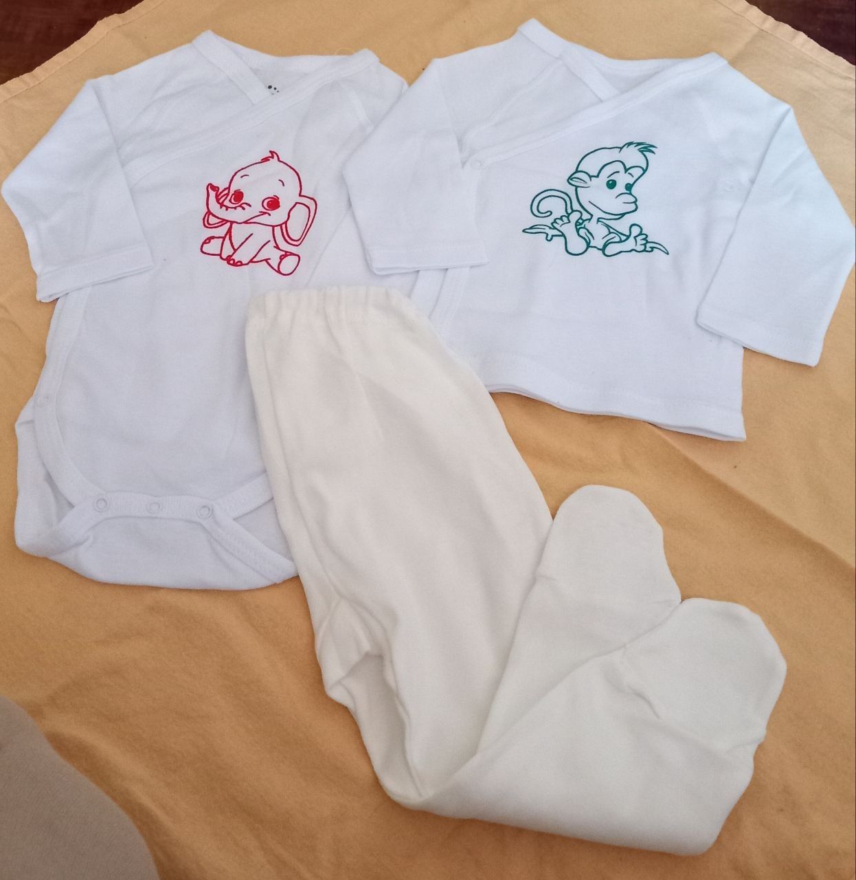 Hăinuțe bebe   .Mărimi 0/6 luni.Trimit prin poștă