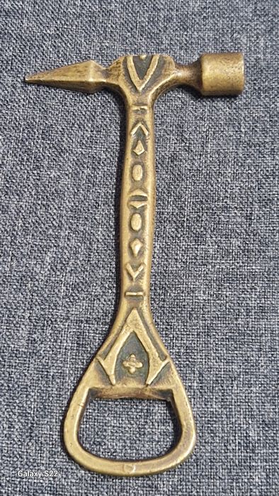 Desfăcător de bere bronz