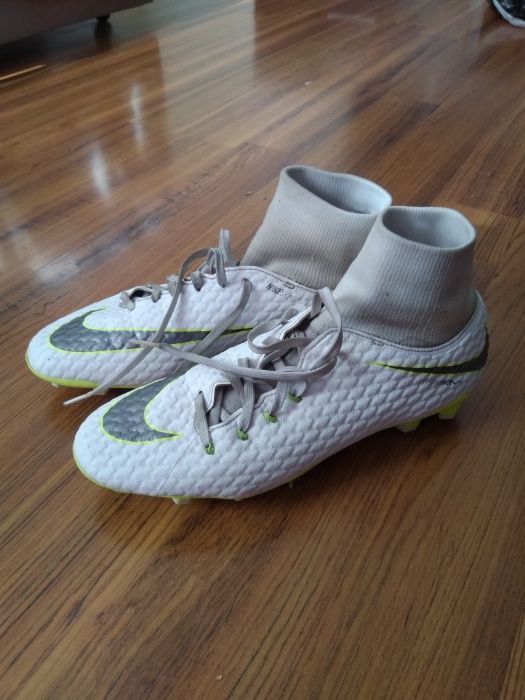 Vând pantofi crampoane Nike folosiți stare bună