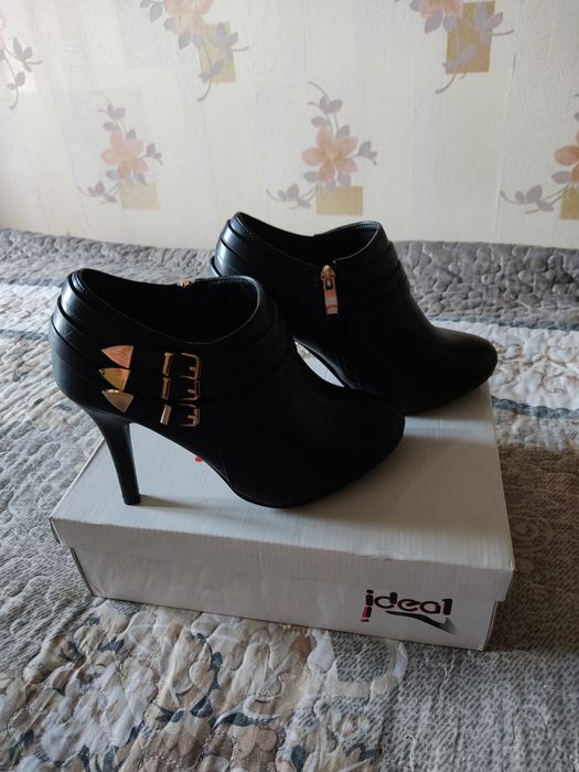 Продам новые женские ботинки