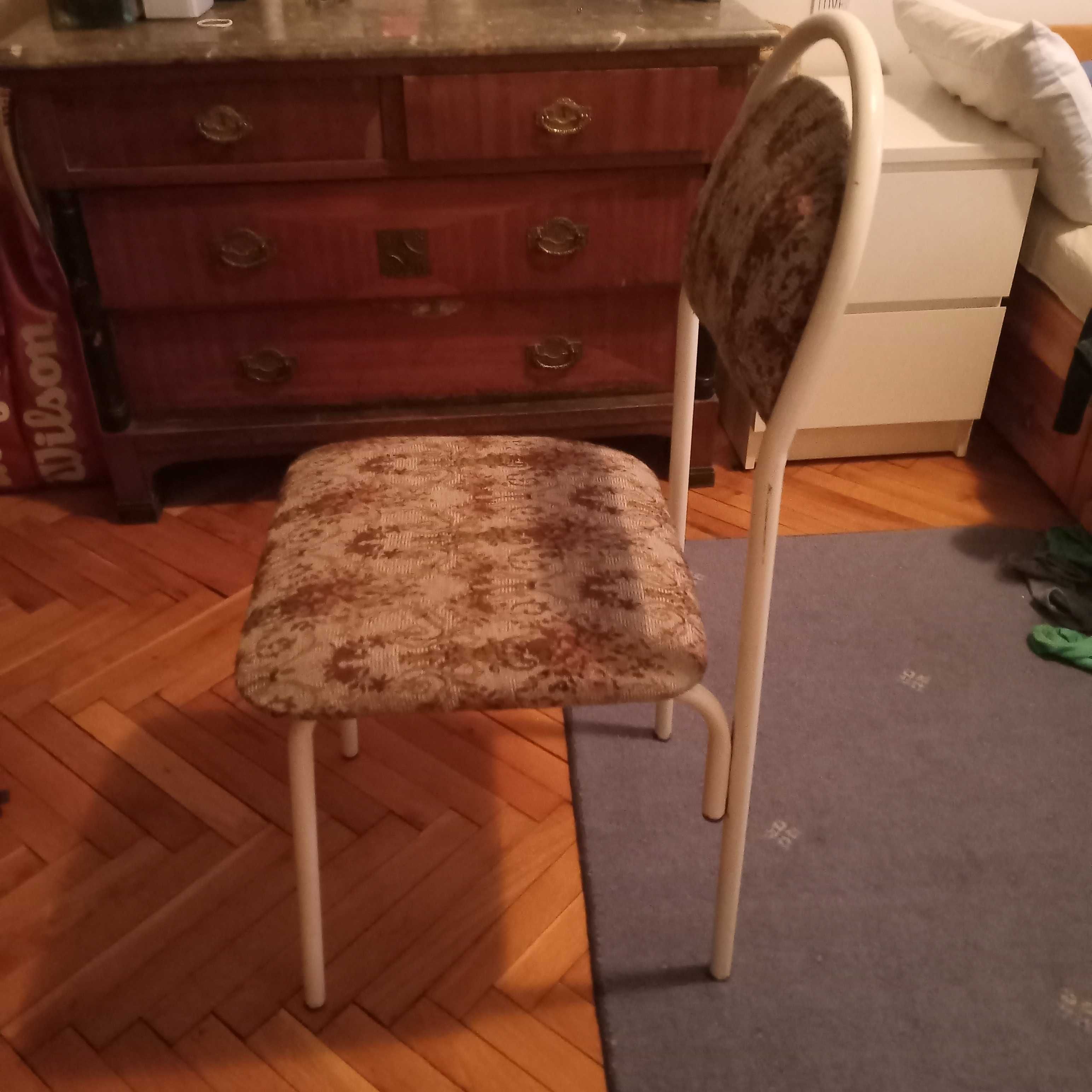Универсален стол с мека седалка и облегалка