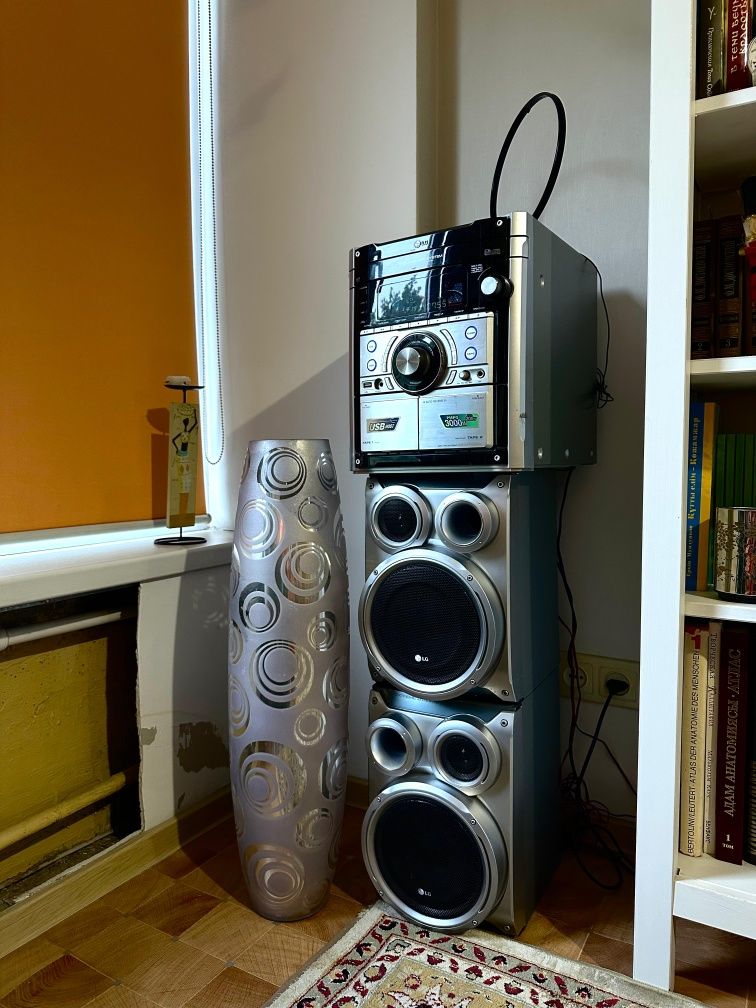 Продаётся музыкальная система LD 3CD Changer System с 4 колонками!
