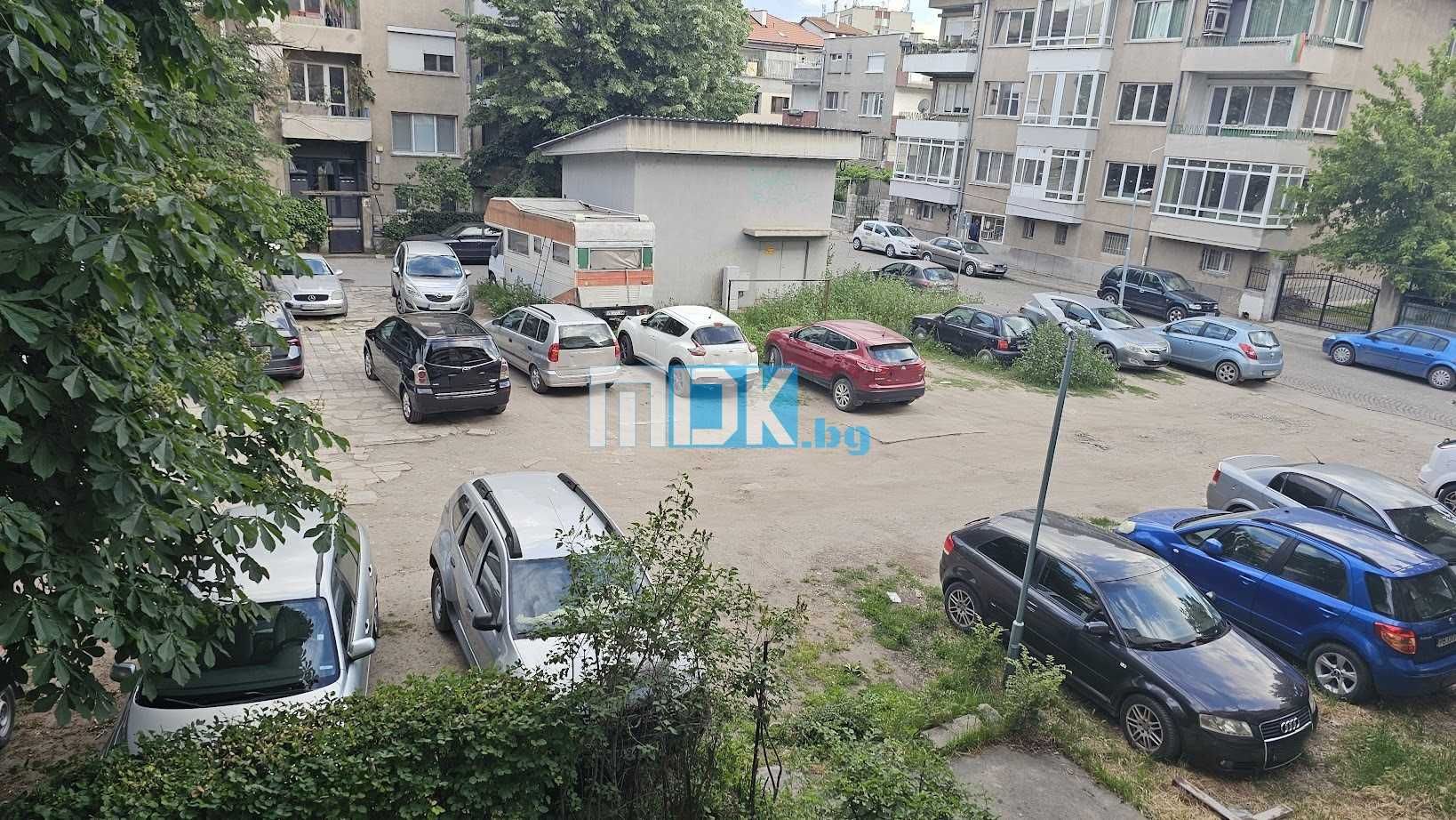Монолит с 4 отделни стаи до пазара на Гребна база