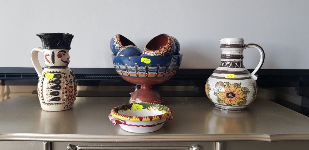 Căni, carafe, boluri vechi din ceramică italiană