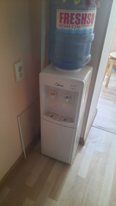 Куллер для воды с бутылем