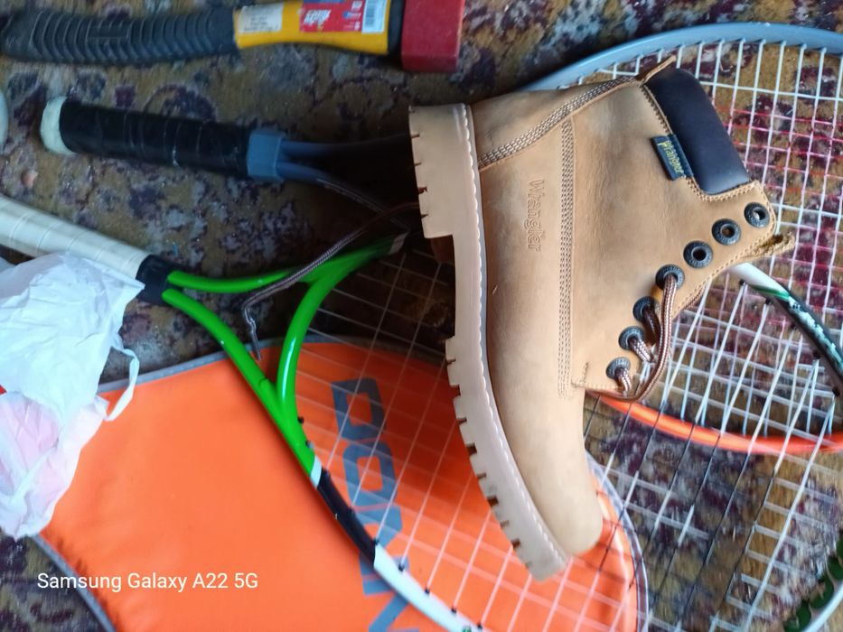 Cizme noi aduse din Anglia