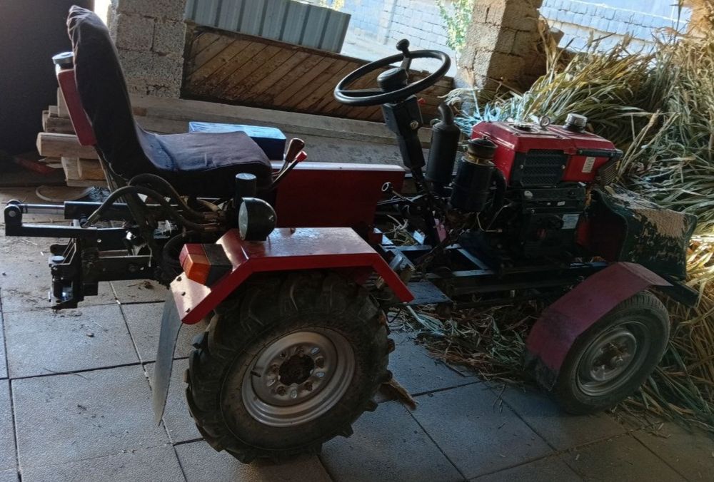 Mini traktor: Zubr Yoqilgʻisi: Dizel Modeli: R195 Tezligi: 2200 obyom
