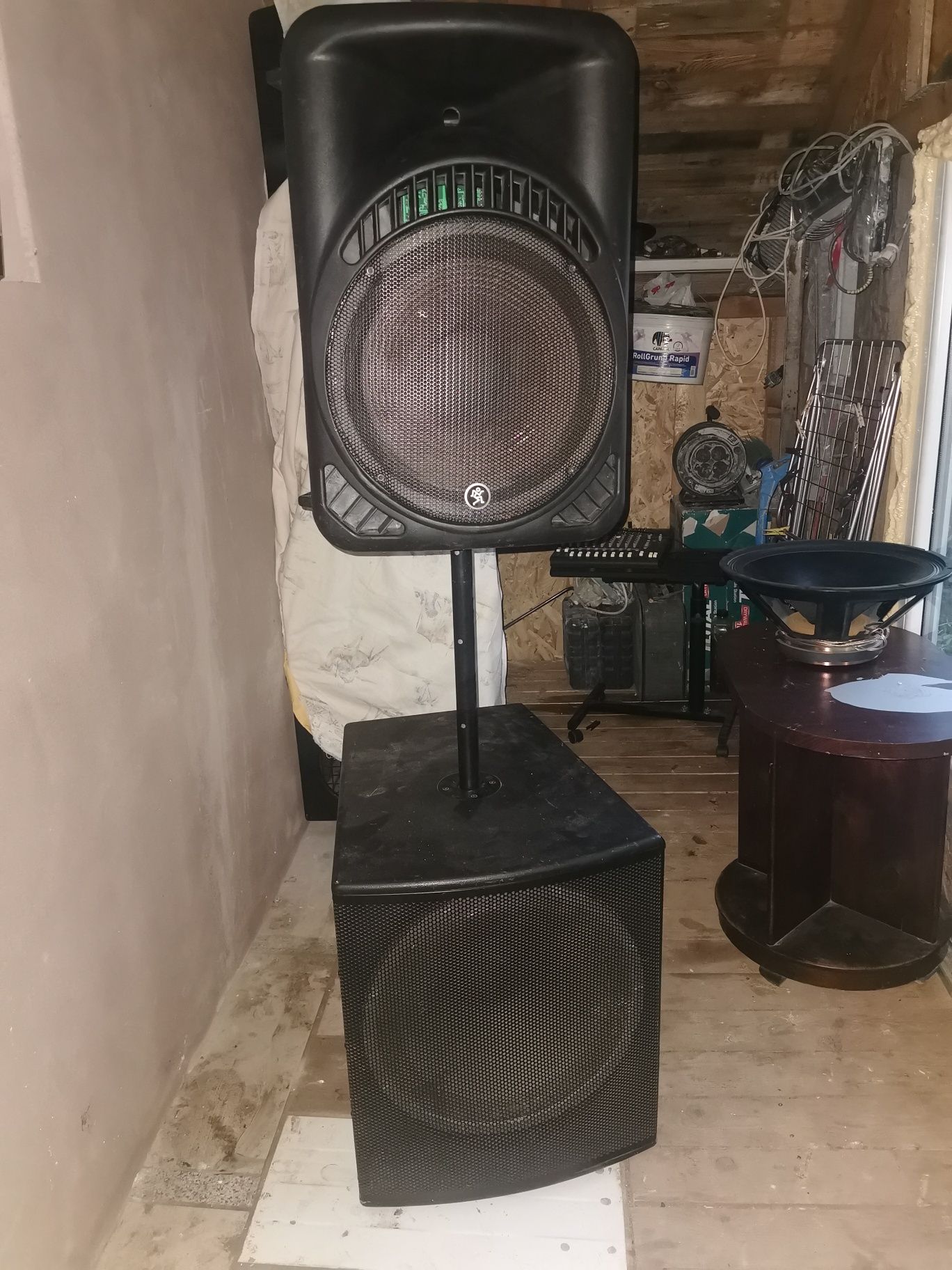 Vând boxa activa mackie și bass activ mackie sau schimb cu bass activ
