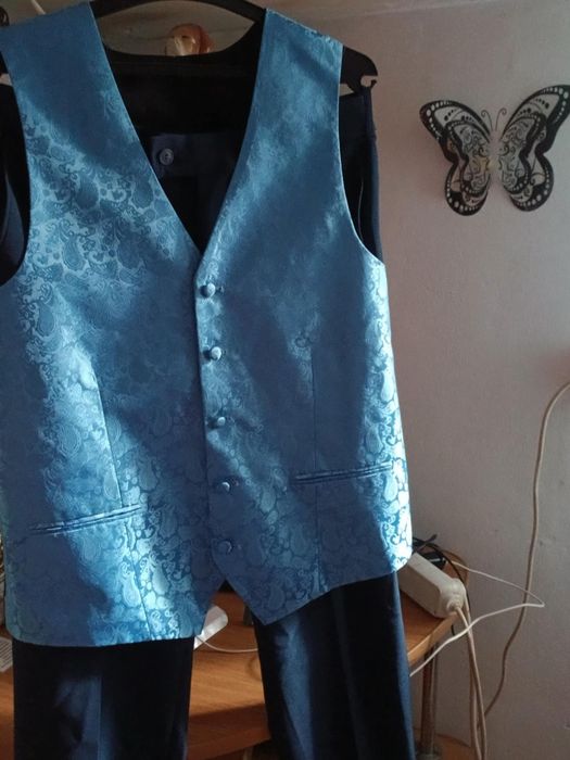 Vând costum albastru