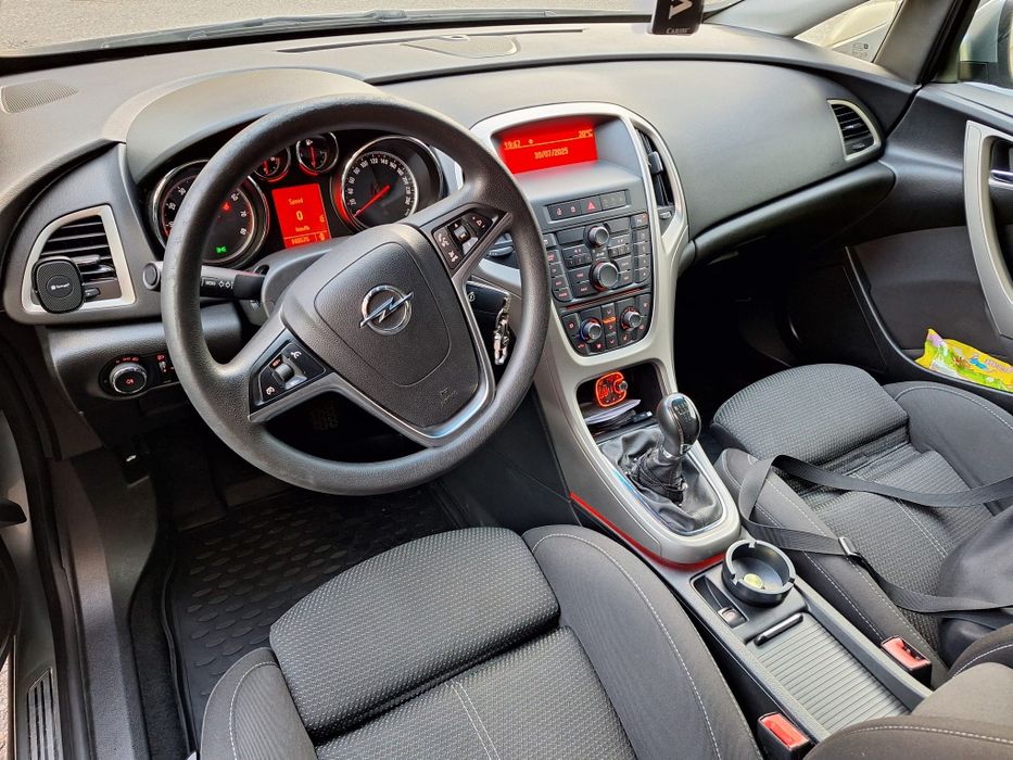 Opel astra j ,mașină de oraș