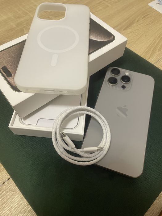 Iphone 15 Pro Max / 256 GB / 87% Baterie