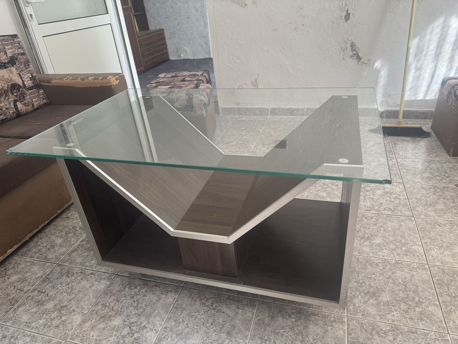 Ъглов диван със стъклена маса
