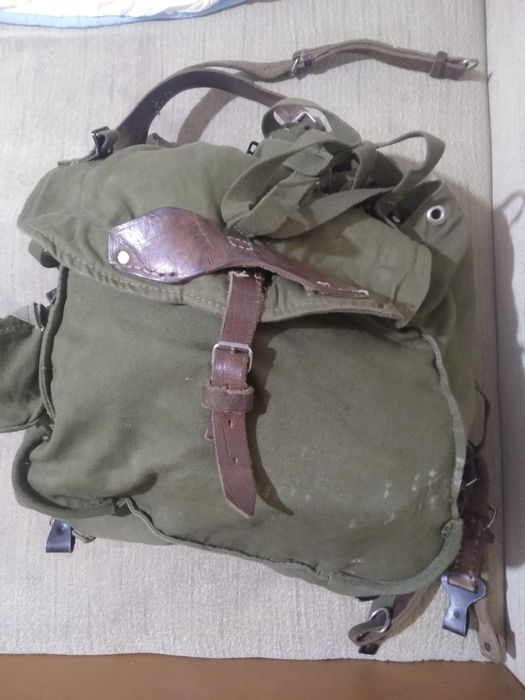 Haine si bocanci militare