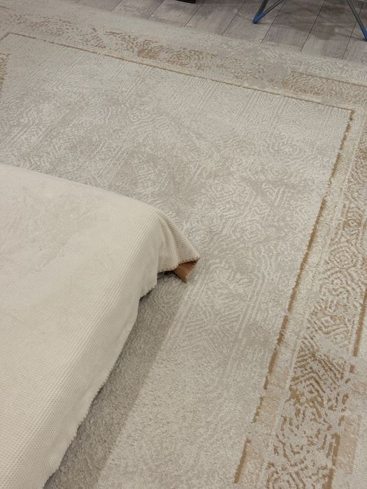 Ковер  белый 2.4 на 3.5