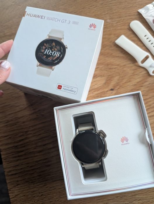 Часовник Huawei GT3 с кутия, зарядно и три допълнителни каишки
